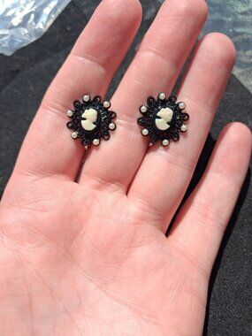 Vintage Cameo screwback earrings